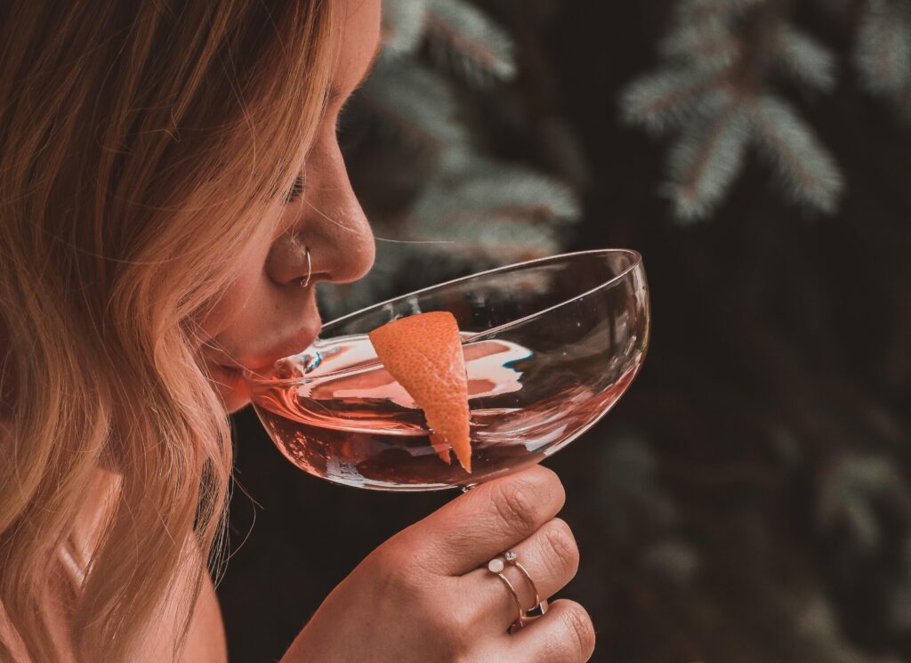 Ragazza sorseggia cocktail
