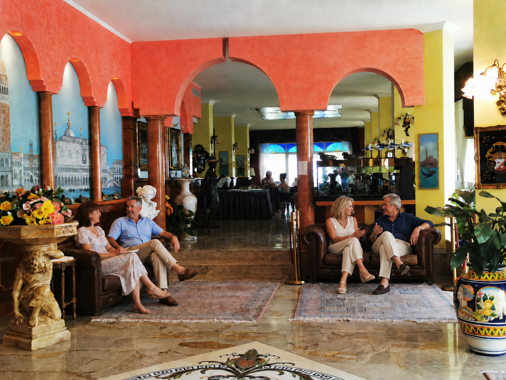 Coppia matura conversa sul divano dell’hotel